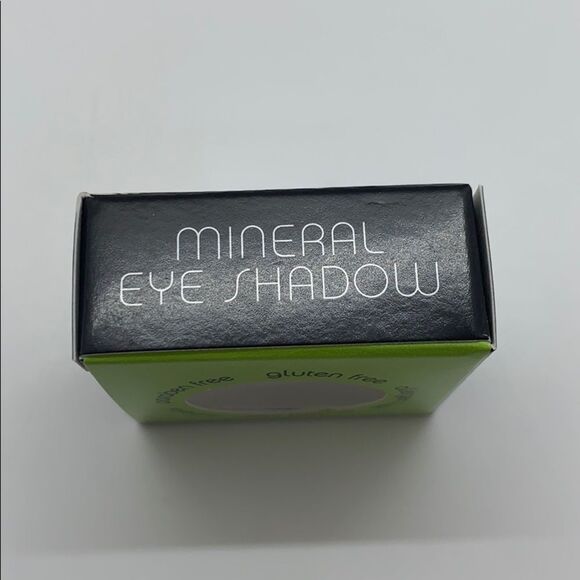 RedAppleLipstick Mineral Eyeshadow-Silver Lining - Picture 4 of 5